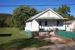 view of front of property featuring a front yard