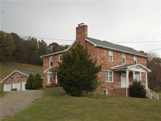 view of front of property featuring a front lawn and a garage