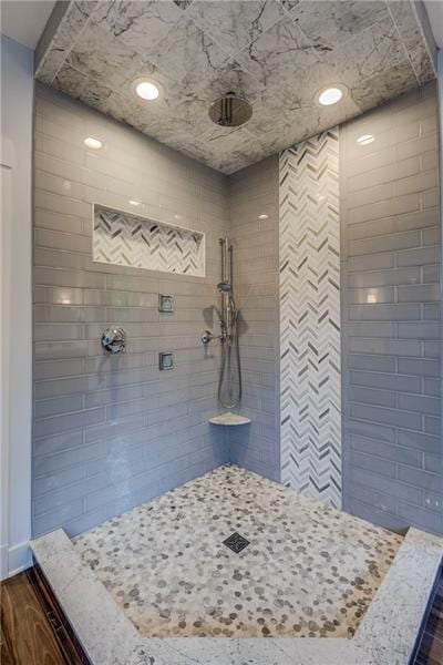 bathroom featuring tiled shower