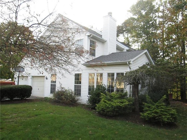 view of front facade with a front lawn