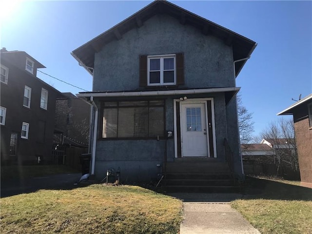 view of front facade with a front yard