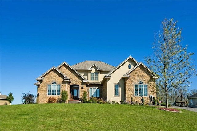 view of front of property featuring a front lawn