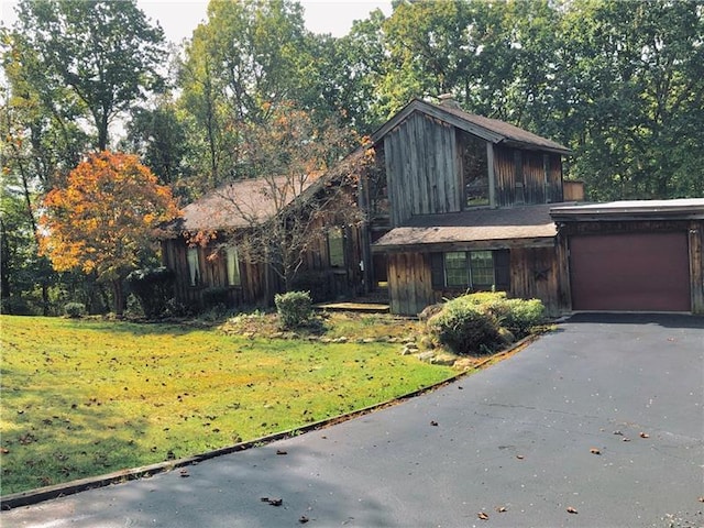 view of front of home featuring a front lawn and a garage