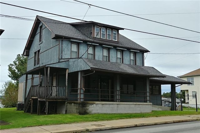 view of front of house featuring a front lawn