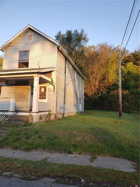 view of front of home featuring a front yard