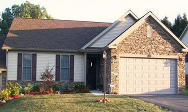 view of front facade featuring a front lawn and a garage