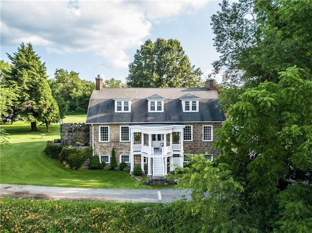 view of front of house featuring a front lawn