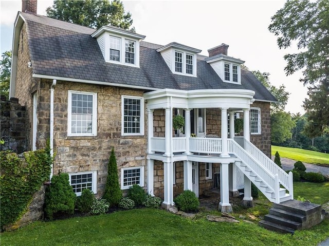 view of front facade featuring a front yard