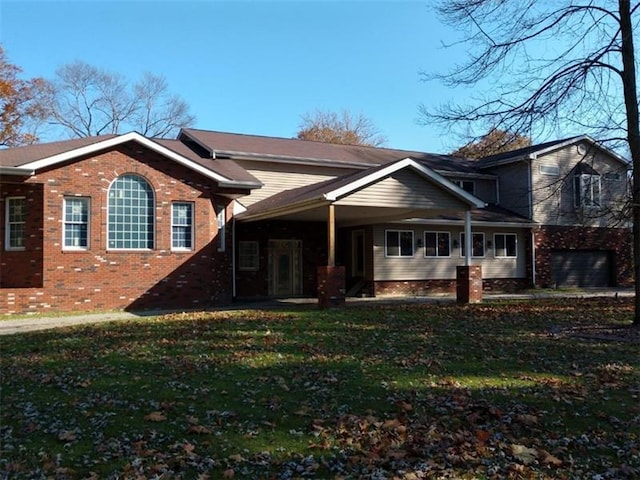 view of front of home featuring a front yard