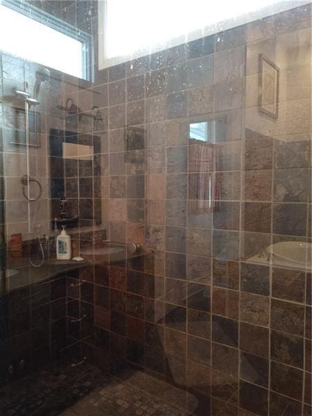 bathroom featuring a tile shower