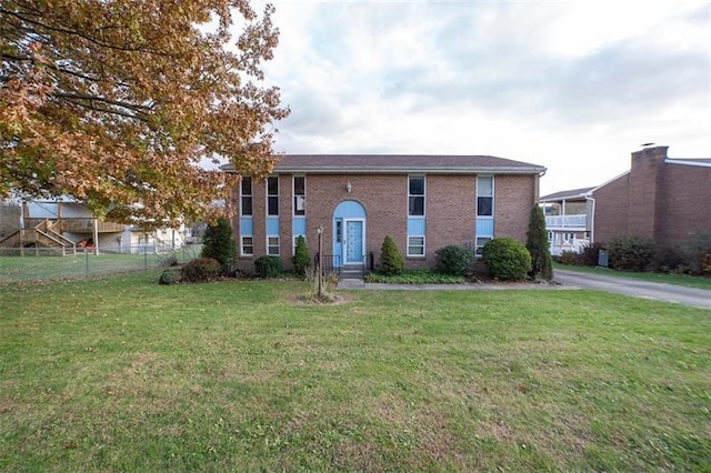 view of front of property featuring a front lawn