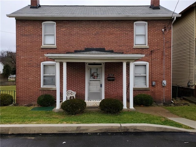 view of front facade with a front yard