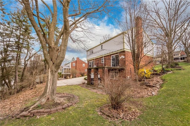 back of house featuring a lawn