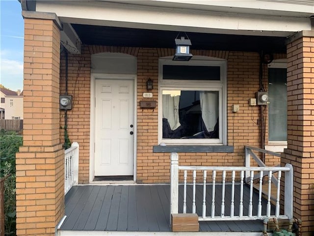 entrance to property featuring covered porch