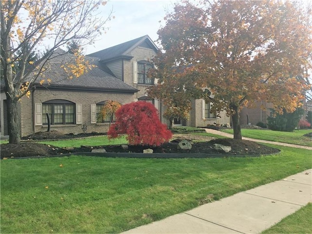 view of front facade with a front yard