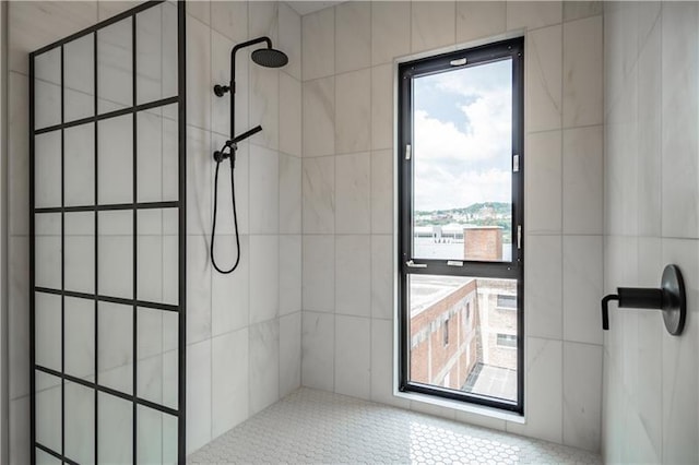 bathroom featuring a tile shower