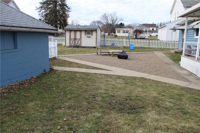 view of yard featuring a storage unit