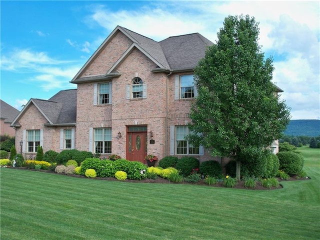 view of front facade featuring a front yard