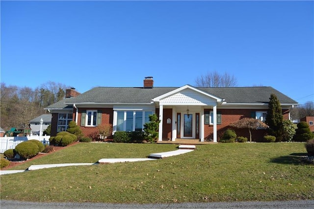 ranch-style home featuring a front lawn