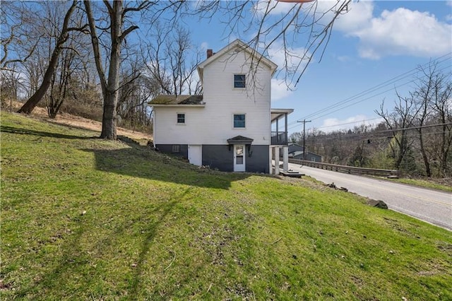 view of front of property featuring a front lawn