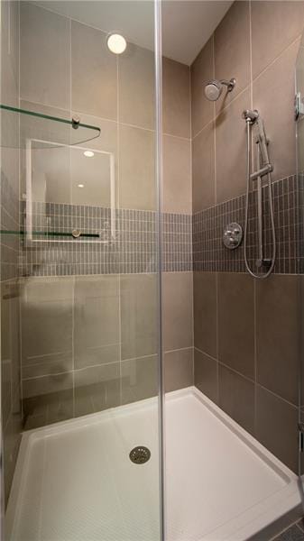 bathroom featuring a tile shower