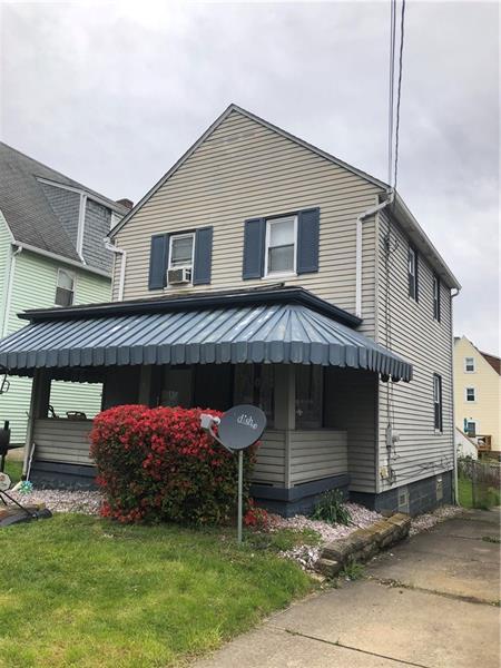 view of front of home with a front lawn