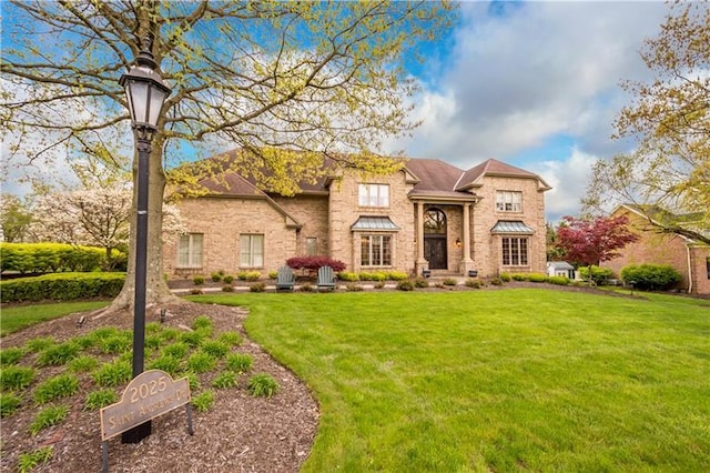 view of front of property featuring a front yard