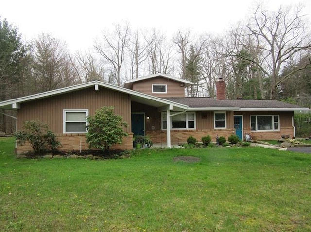 view of front of home featuring a front yard