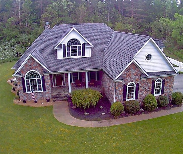 view of front of home featuring a front lawn