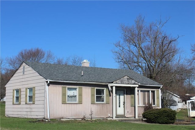 view of front of home featuring a front lawn