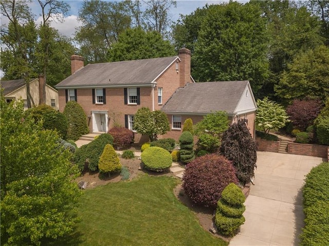 view of front of home featuring a front lawn