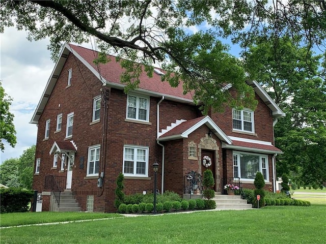 view of front of home featuring a front yard