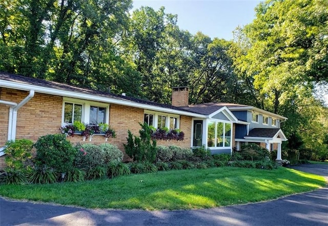 view of front of home with a front lawn