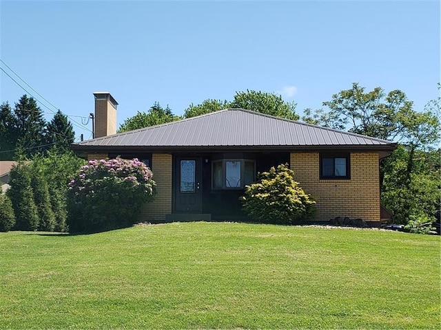 single story home with a front yard