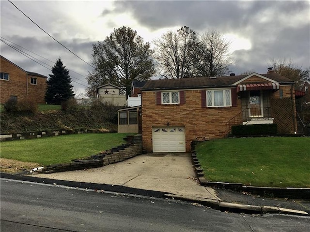 view of front of house featuring a front lawn and a garage