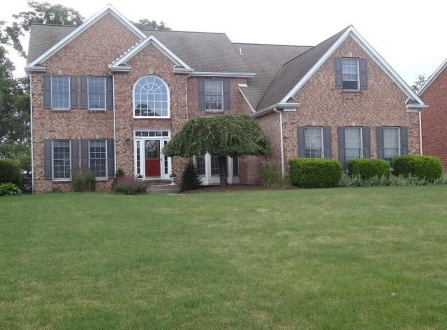 colonial home featuring a front lawn