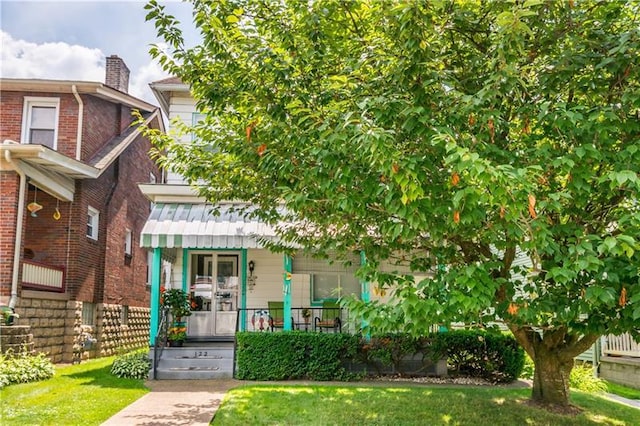 view of front of home featuring a front yard