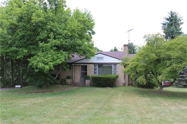 view of front of house featuring a front lawn