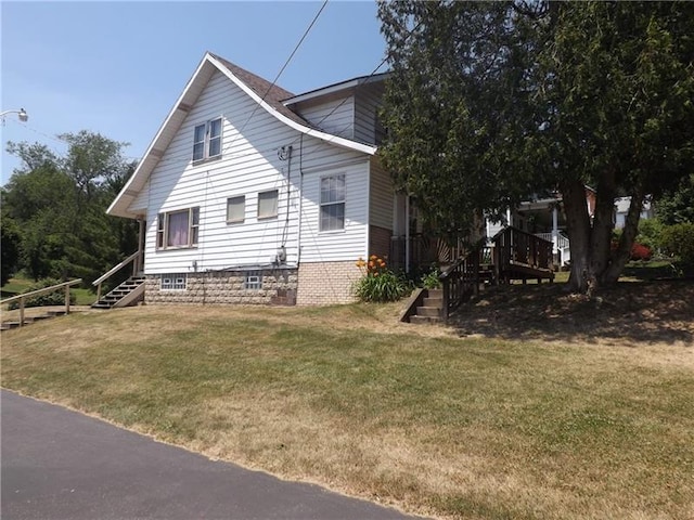 view of front of home featuring a front yard