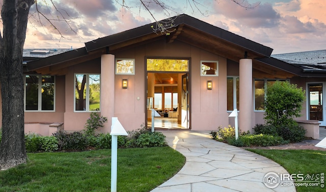 view of front of property featuring a yard