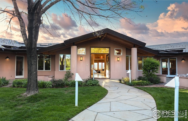 view of front of property featuring a lawn