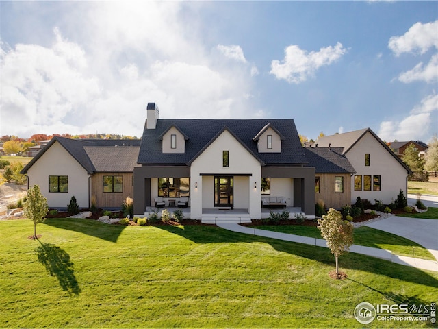 view of front of property featuring a front lawn