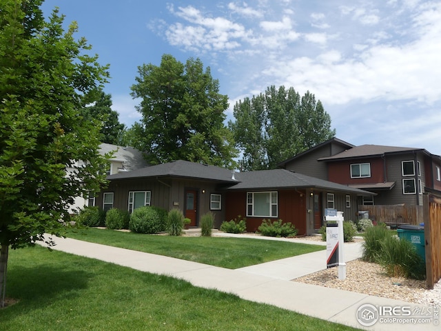 view of front facade featuring a front yard