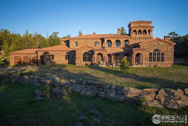 view of front of home featuring a front lawn