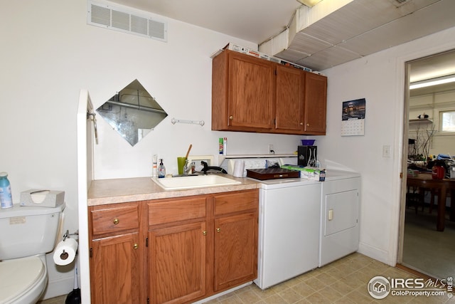 washroom featuring sink and washing machine and clothes dryer