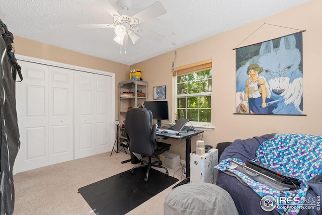 office featuring ceiling fan, a textured ceiling, and carpet