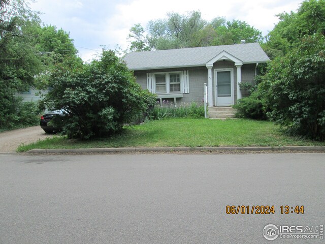 view of front of house featuring a front lawn