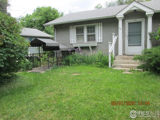 view of front facade featuring a front lawn