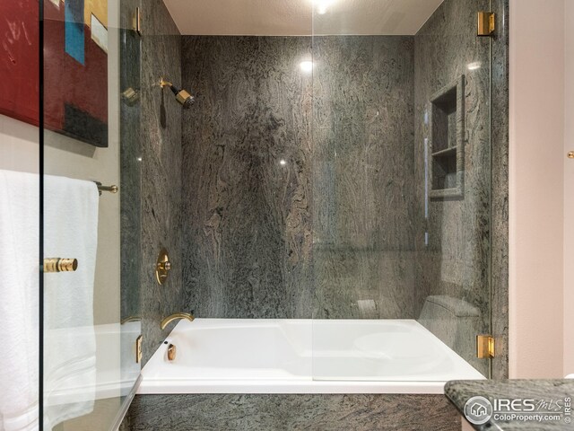 bathroom featuring tiled shower / bath combo