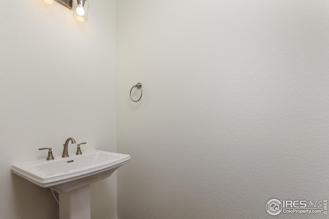 bathroom featuring a sink